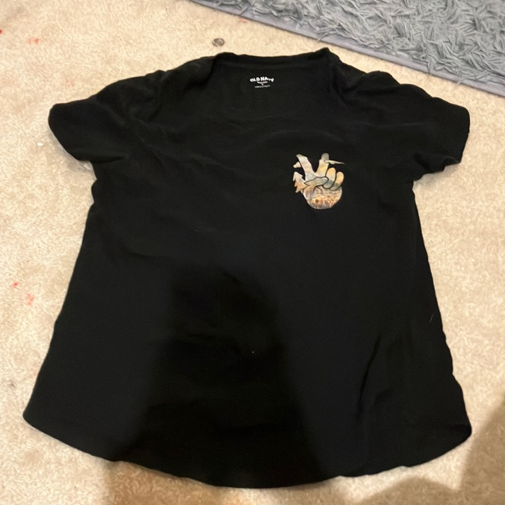 Black tee with peace sign